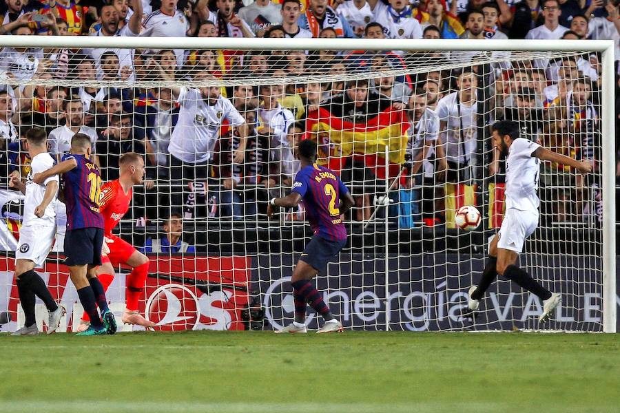 Estas son las mejores imágenes que deja el partido de la octava jornada en un Mestalla rebosante de aficionados