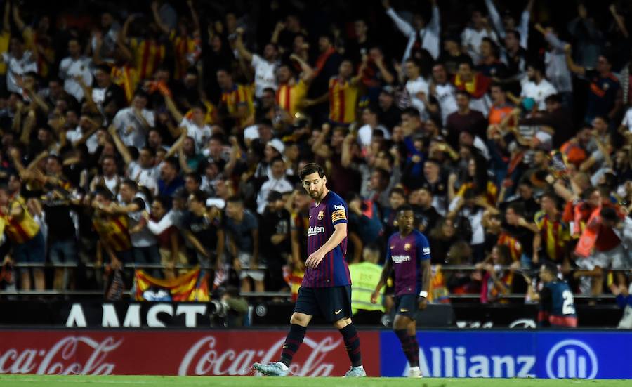 Estas son las mejores imágenes que deja el partido de la octava jornada en un Mestalla rebosante de aficionados