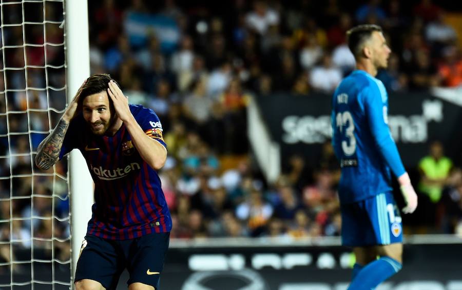 Estas son las mejores imágenes que deja el partido de la octava jornada en un Mestalla rebosante de aficionados