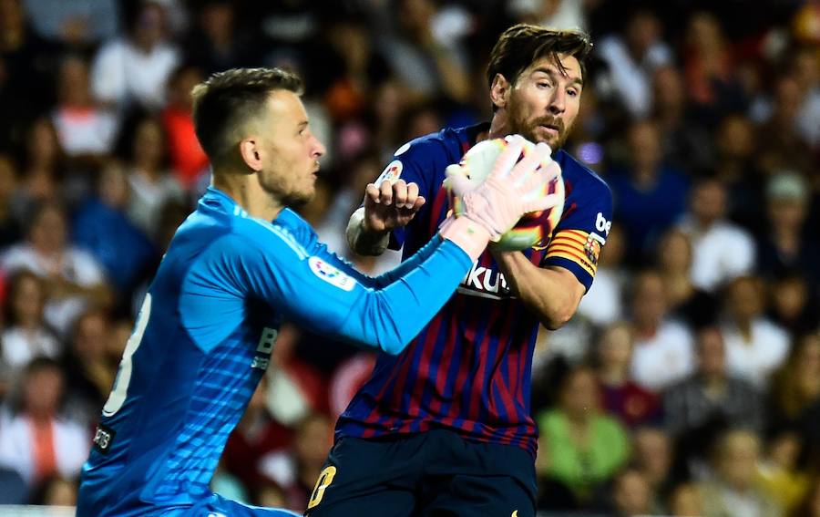 Estas son las mejores imágenes que deja el partido de la octava jornada en un Mestalla rebosante de aficionados