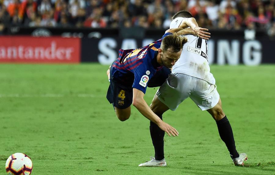 Estas son las mejores imágenes que deja el partido de la octava jornada en un Mestalla rebosante de aficionados