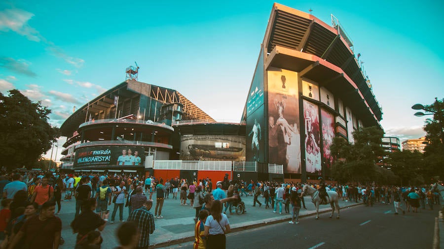 La afición congregada en los alrededores de Mestalla antes del partido