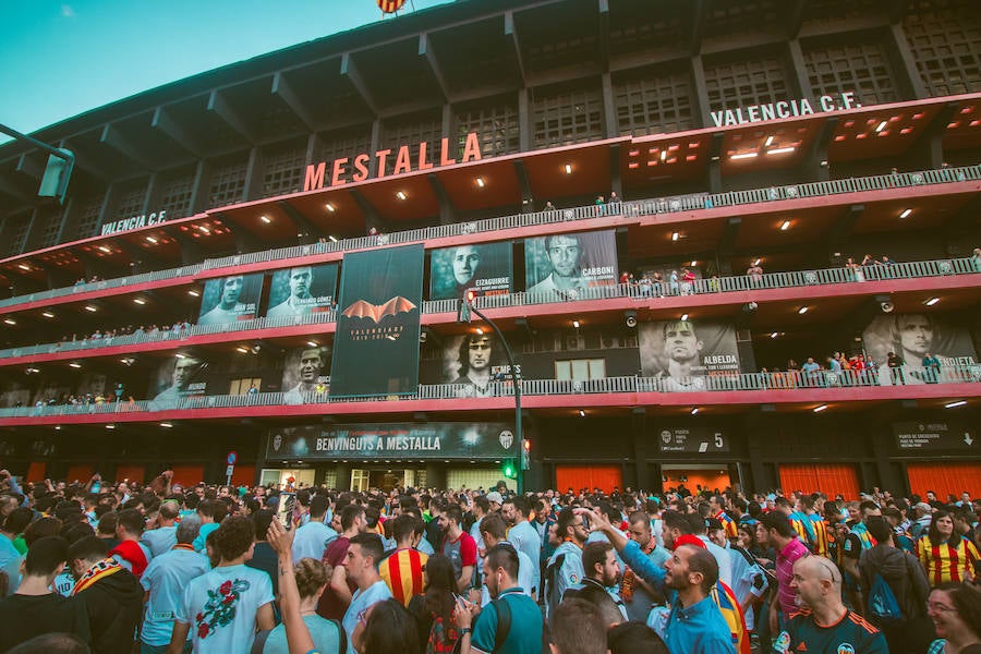 La afición congregada en los alrededores de Mestalla antes del partido