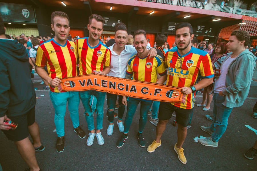 La afición congregada en los alrededores de Mestalla antes del partido