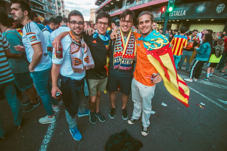 La afición congregada en los alrededores de Mestalla antes del partido