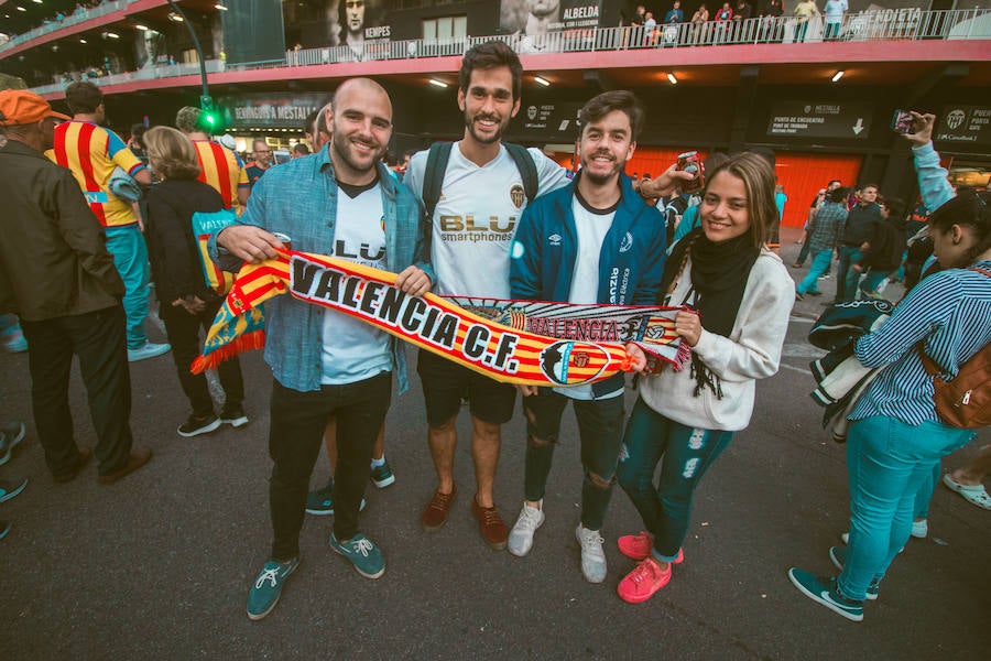 La afición congregada en los alrededores de Mestalla antes del partido