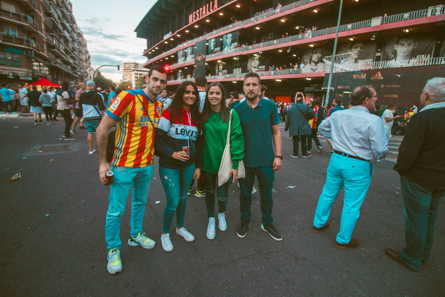 La afición congregada en los alrededores de Mestalla antes del partido