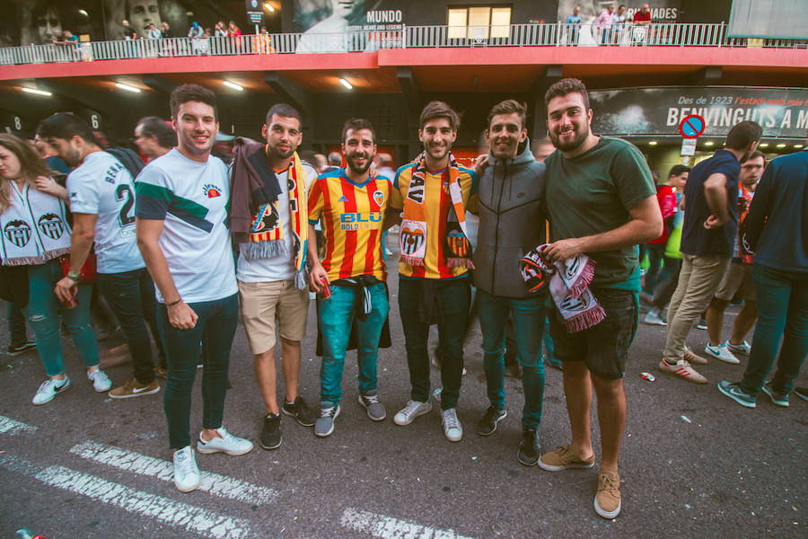 La afición congregada en los alrededores de Mestalla antes del partido