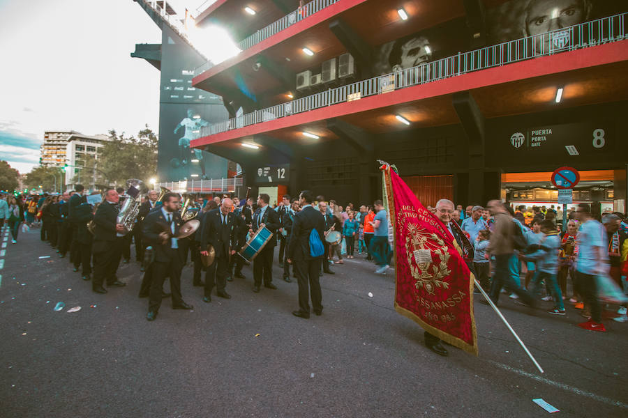 La afición congregada en los alrededores de Mestalla antes del partido