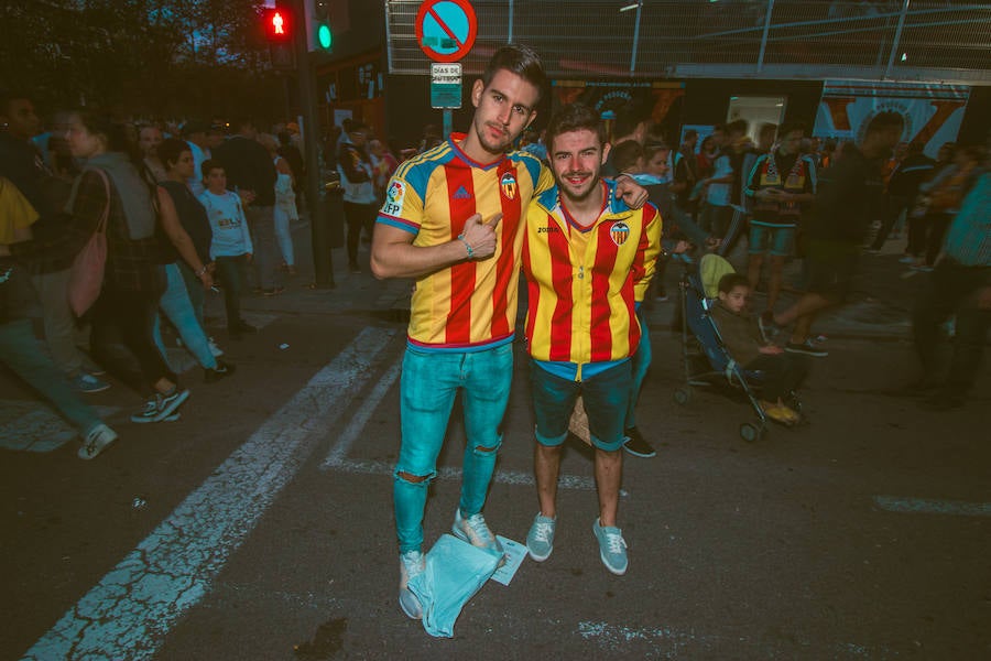 La afición congregada en los alrededores de Mestalla antes del partido