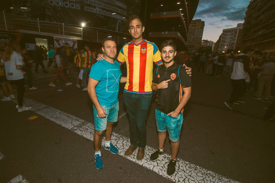 La afición congregada en los alrededores de Mestalla antes del partido