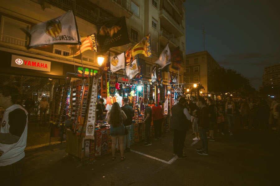 La afición congregada en los alrededores de Mestalla antes del partido