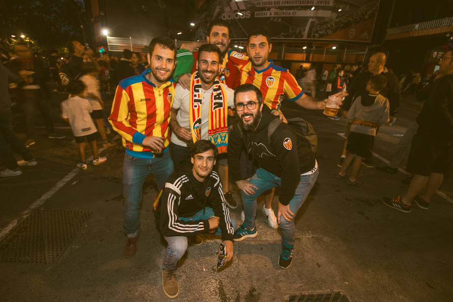 La afición congregada en los alrededores de Mestalla antes del partido