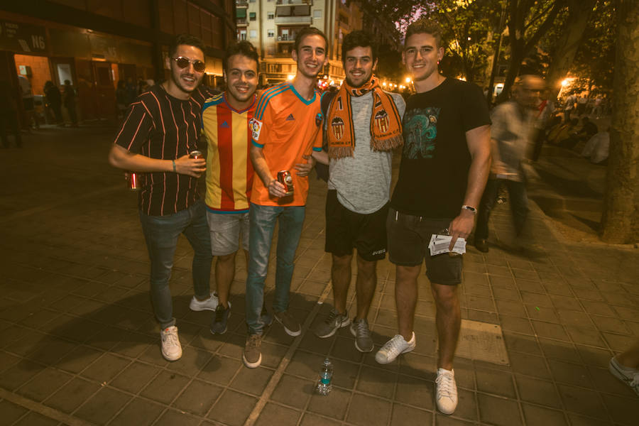 La afición congregada en los alrededores de Mestalla antes del partido