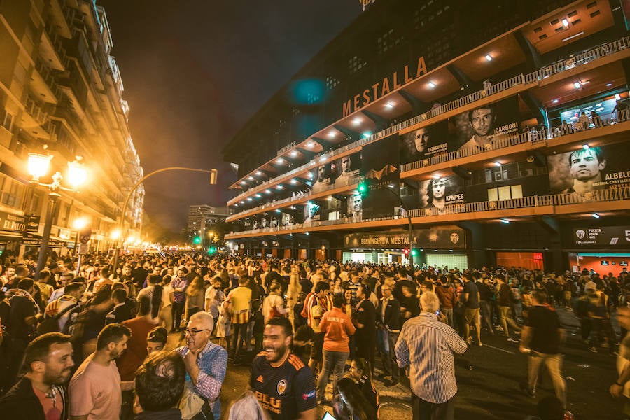 La afición congregada en los alrededores de Mestalla antes del partido