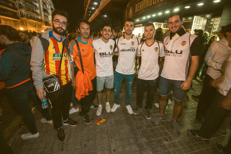 La afición congregada en los alrededores de Mestalla antes del partido