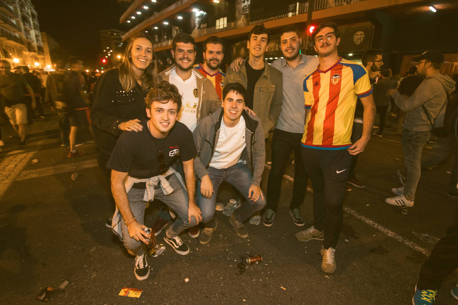 La afición congregada en los alrededores de Mestalla antes del partido