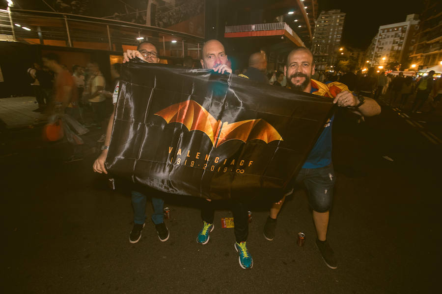 La afición congregada en los alrededores de Mestalla antes del partido