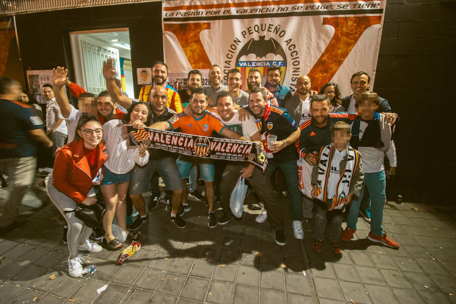 La afición congregada en los alrededores de Mestalla antes del partido