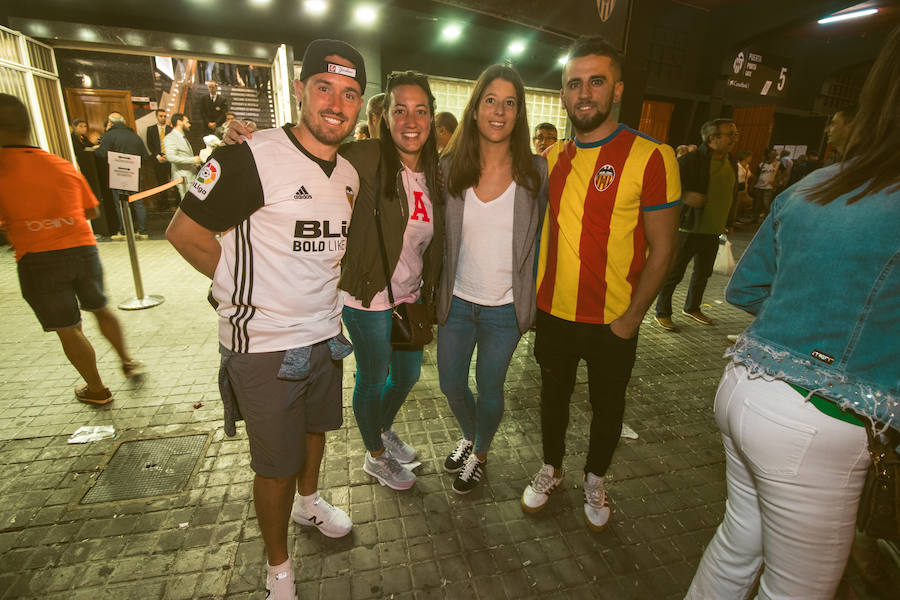 La afición congregada en los alrededores de Mestalla antes del partido