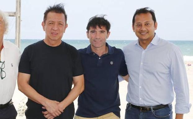 Peter Lim, Marcelino García Toral y Anil Murthy durante un encuentro anterior en Valencia. 