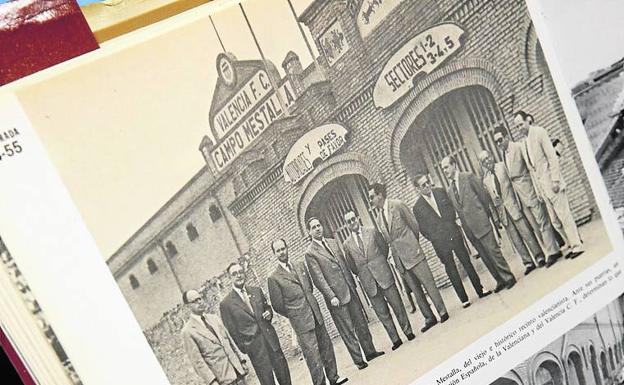 Ladrillo de la vieja tribuna de Mestalla (Libro Historia Gráfica del Fútbol Valenciano).