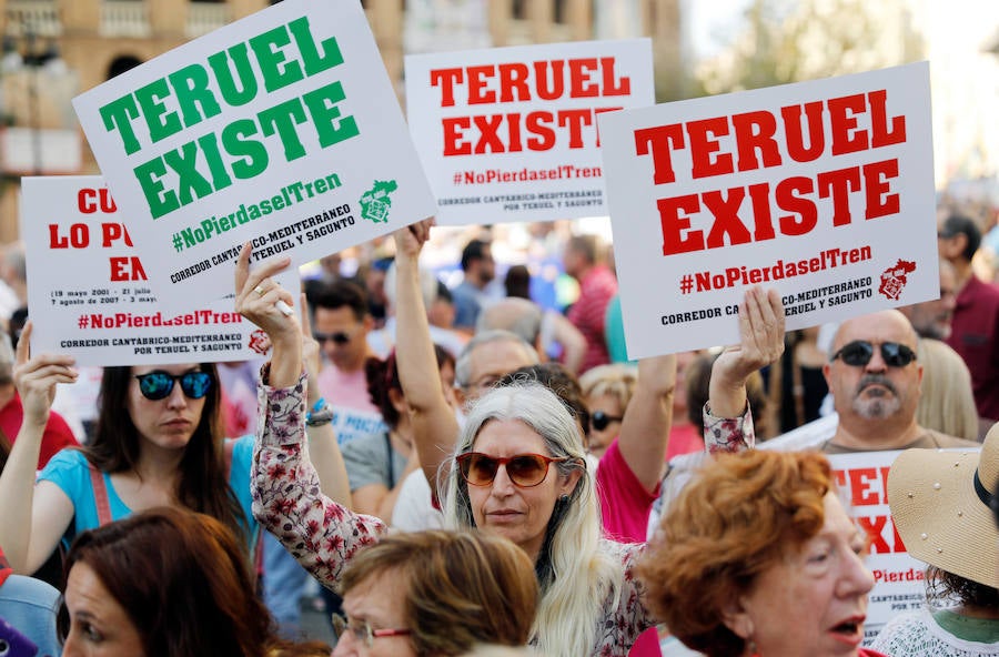 Fotos: Manifestación por el Corredor Cantábrico-Mediterráneo en Valencia