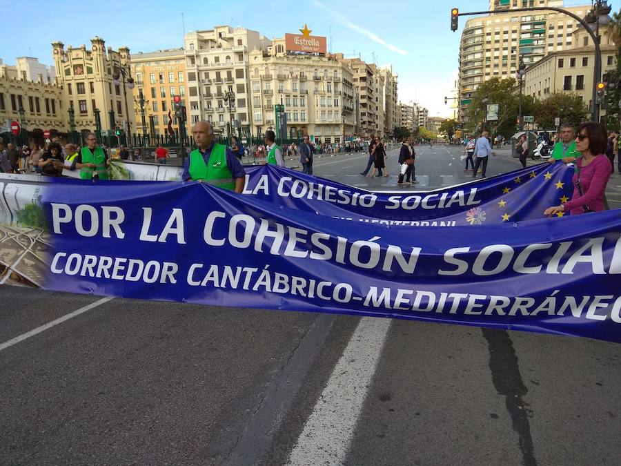 Fotos: Manifestación por el Corredor Cantábrico-Mediterráneo en Valencia