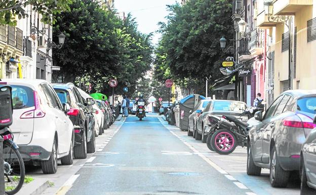 Una calle sin plazas libres en Ruzafa. 