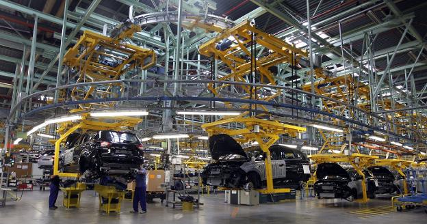 Cadena de montaje de la factoría de Ford en Almussafes a pleno rendimiento. 