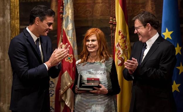 La exministra de Cultura Carmen Alborch, reconocida con la Alta Distinción de la Generalitat con motivo del 9 d'Octubre, junto con el presidente del Gobierno, Pedro Sánchez, y el president de la Generalitat, Ximo Puig 