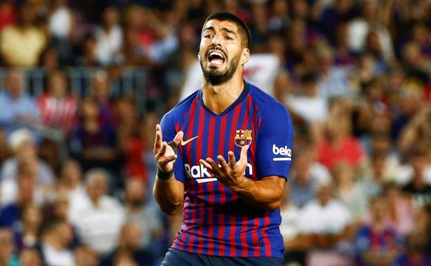 Luis Suárez se lamenta de una ocasión fallada. 