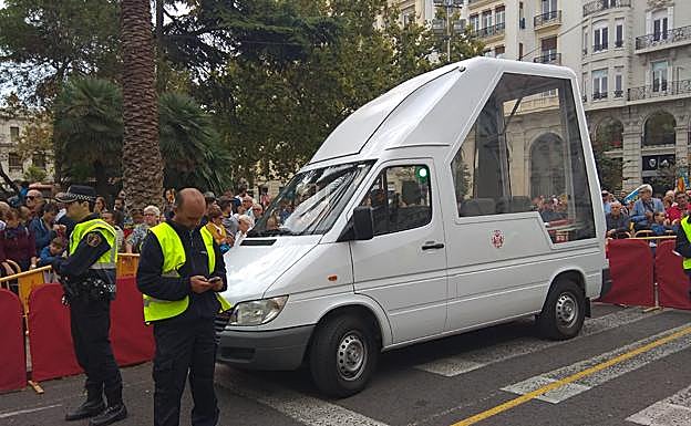 Vehículo preparado para el traslado de la Senyera en caso de lluvia.