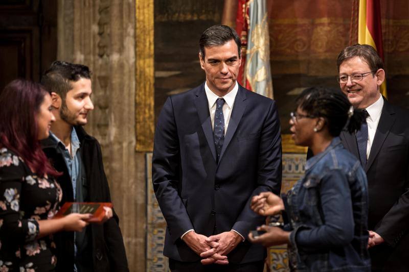 El presidente del Gobierno, Pedro Sánchez, ha puesto a la Comunitat Valenciana como ejemplo de «la mejor España», «la que se construye desde el diálogo y desde la suma de voluntades, la que prima la convivencia sobre el agravio territorial». Sánchez ha participado en el acto institucional de entrega de distinciones de la Generalitat Valenciana por el 9 d'Octubre.