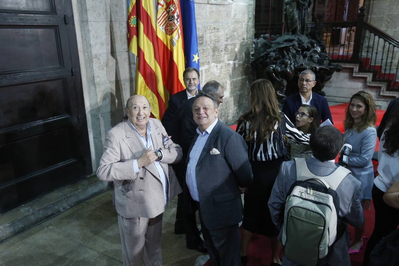 El presidente del Gobierno, Pedro Sánchez, ha puesto a la Comunitat Valenciana como ejemplo de «la mejor España», «la que se construye desde el diálogo y desde la suma de voluntades, la que prima la convivencia sobre el agravio territorial». Sánchez ha participado en el acto institucional de entrega de distinciones de la Generalitat Valenciana por el 9 d'Octubre.