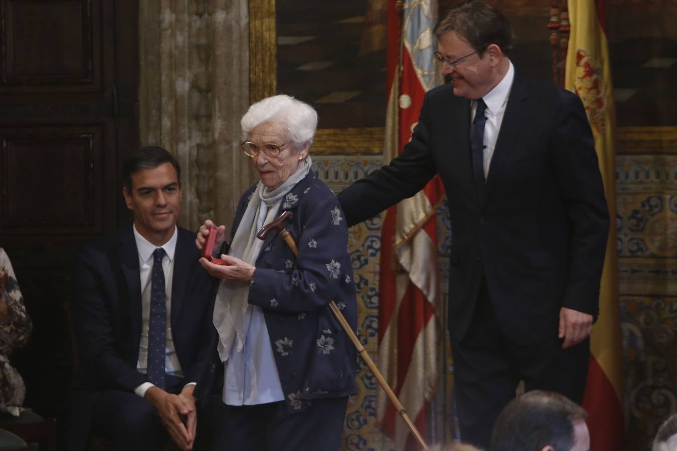 El presidente del Gobierno, Pedro Sánchez, ha puesto a la Comunitat Valenciana como ejemplo de «la mejor España», «la que se construye desde el diálogo y desde la suma de voluntades, la que prima la convivencia sobre el agravio territorial». Sánchez ha participado en el acto institucional de entrega de distinciones de la Generalitat Valenciana por el 9 d'Octubre.