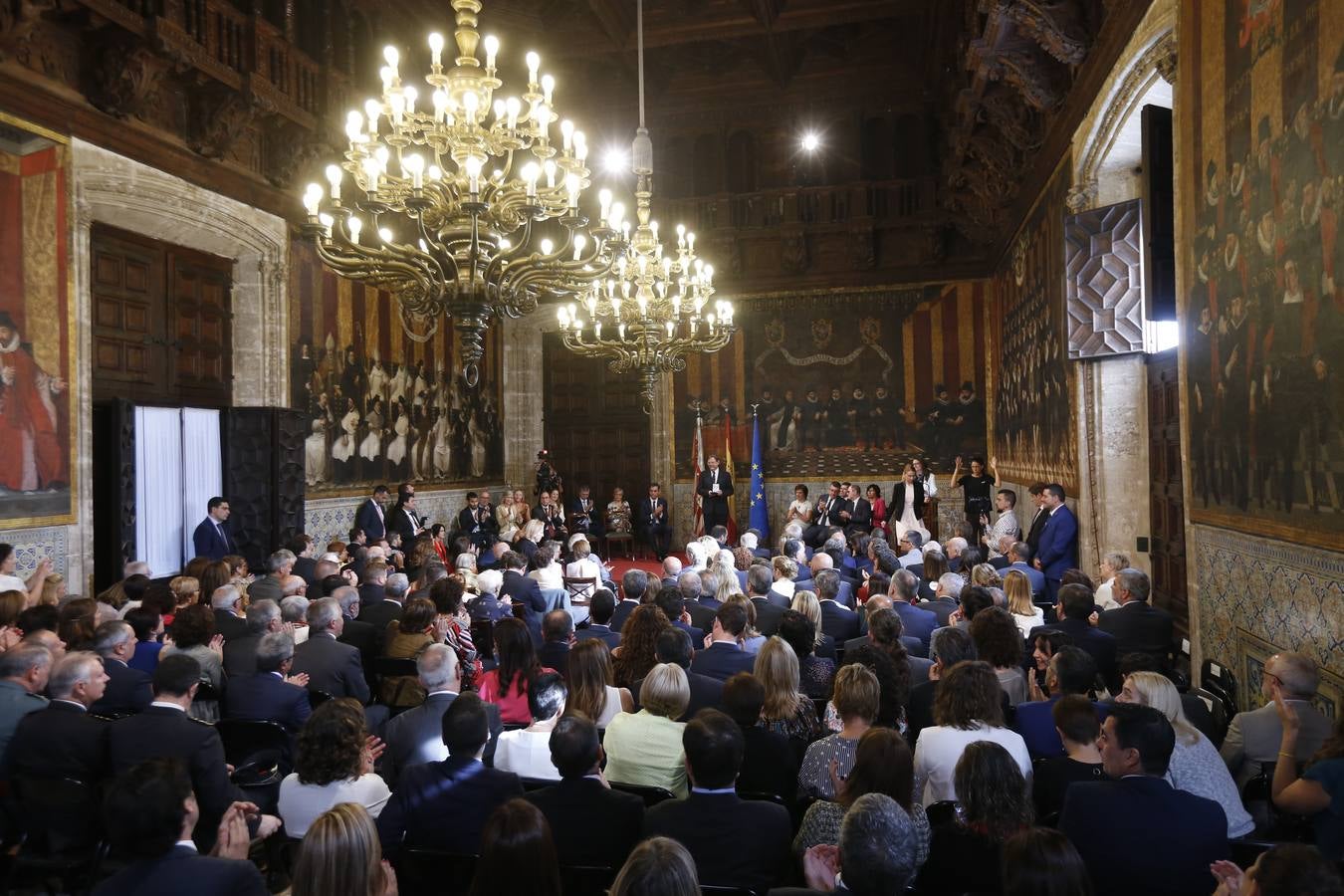 El presidente del Gobierno, Pedro Sánchez, ha puesto a la Comunitat Valenciana como ejemplo de «la mejor España», «la que se construye desde el diálogo y desde la suma de voluntades, la que prima la convivencia sobre el agravio territorial». Sánchez ha participado en el acto institucional de entrega de distinciones de la Generalitat Valenciana por el 9 d'Octubre.