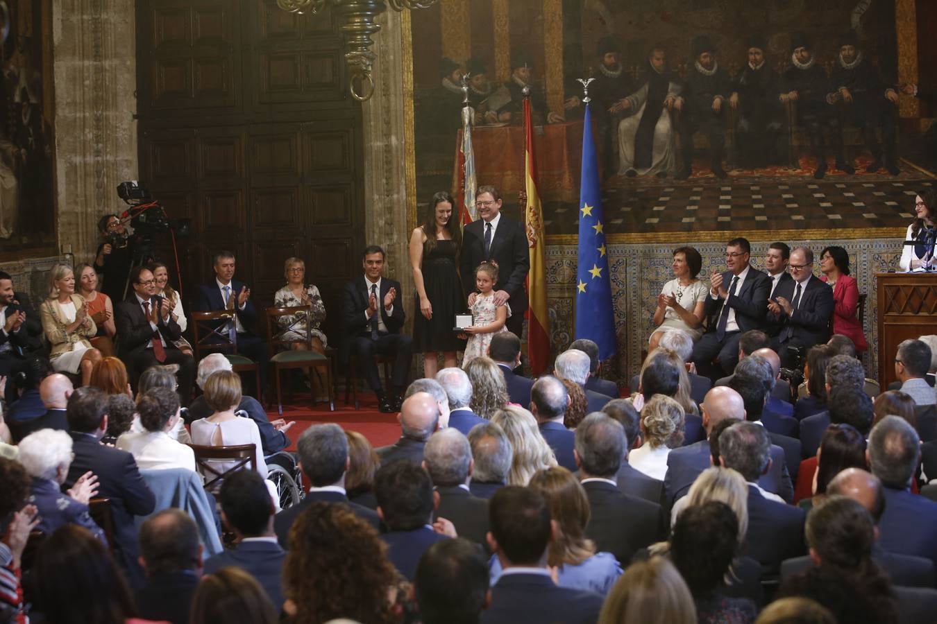 El presidente del Gobierno, Pedro Sánchez, ha puesto a la Comunitat Valenciana como ejemplo de «la mejor España», «la que se construye desde el diálogo y desde la suma de voluntades, la que prima la convivencia sobre el agravio territorial». Sánchez ha participado en el acto institucional de entrega de distinciones de la Generalitat Valenciana por el 9 d'Octubre.