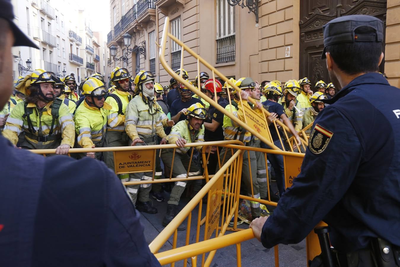 El presidente del Gobierno, Pedro Sánchez, ha puesto a la Comunitat Valenciana como ejemplo de «la mejor España», «la que se construye desde el diálogo y desde la suma de voluntades, la que prima la convivencia sobre el agravio territorial». Sánchez ha participado en el acto institucional de entrega de distinciones de la Generalitat Valenciana por el 9 d'Octubre.