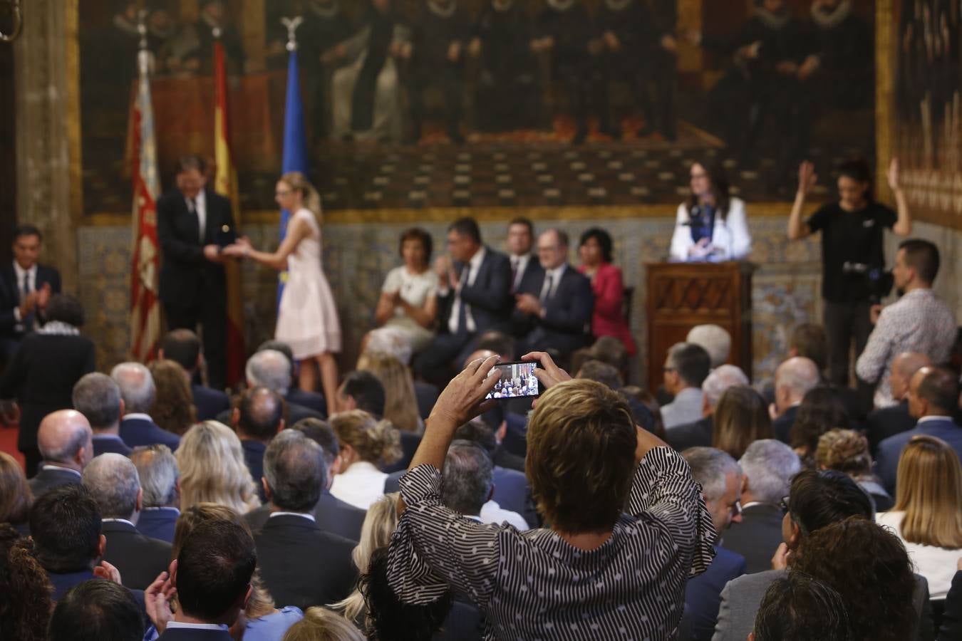 El presidente del Gobierno, Pedro Sánchez, ha puesto a la Comunitat Valenciana como ejemplo de «la mejor España», «la que se construye desde el diálogo y desde la suma de voluntades, la que prima la convivencia sobre el agravio territorial». Sánchez ha participado en el acto institucional de entrega de distinciones de la Generalitat Valenciana por el 9 d'Octubre.