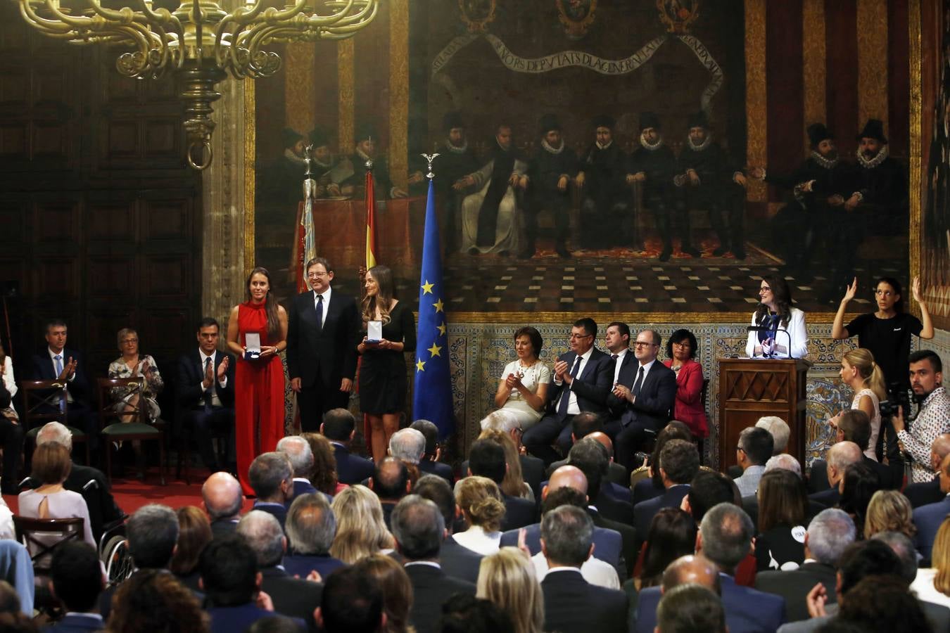 El presidente del Gobierno, Pedro Sánchez, ha puesto a la Comunitat Valenciana como ejemplo de «la mejor España», «la que se construye desde el diálogo y desde la suma de voluntades, la que prima la convivencia sobre el agravio territorial». Sánchez ha participado en el acto institucional de entrega de distinciones de la Generalitat Valenciana por el 9 d'Octubre.