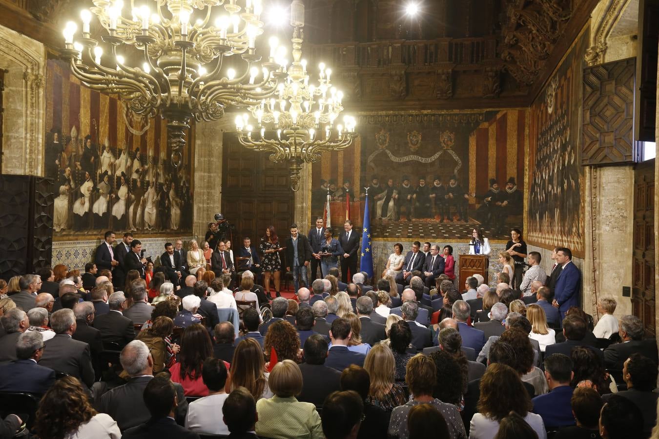 El presidente del Gobierno, Pedro Sánchez, ha puesto a la Comunitat Valenciana como ejemplo de «la mejor España», «la que se construye desde el diálogo y desde la suma de voluntades, la que prima la convivencia sobre el agravio territorial». Sánchez ha participado en el acto institucional de entrega de distinciones de la Generalitat Valenciana por el 9 d'Octubre.