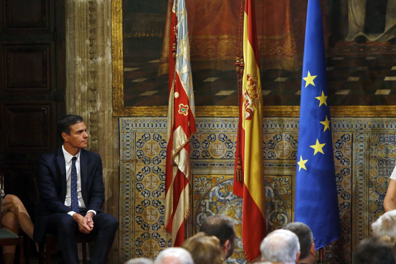 El presidente del Gobierno, Pedro Sánchez, ha puesto a la Comunitat Valenciana como ejemplo de «la mejor España», «la que se construye desde el diálogo y desde la suma de voluntades, la que prima la convivencia sobre el agravio territorial». Sánchez ha participado en el acto institucional de entrega de distinciones de la Generalitat Valenciana por el 9 d'Octubre.