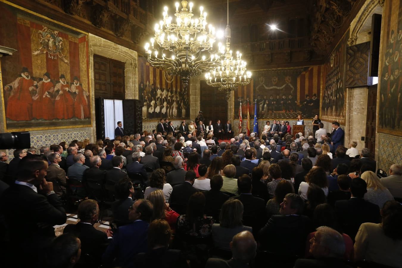 El presidente del Gobierno, Pedro Sánchez, ha puesto a la Comunitat Valenciana como ejemplo de «la mejor España», «la que se construye desde el diálogo y desde la suma de voluntades, la que prima la convivencia sobre el agravio territorial». Sánchez ha participado en el acto institucional de entrega de distinciones de la Generalitat Valenciana por el 9 d'Octubre.