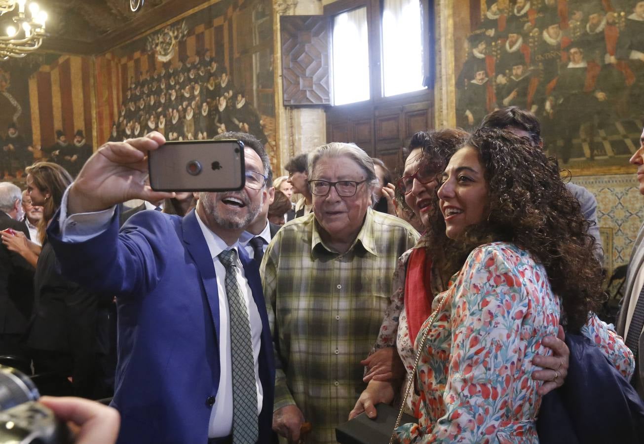 El presidente del Gobierno, Pedro Sánchez, ha puesto a la Comunitat Valenciana como ejemplo de «la mejor España», «la que se construye desde el diálogo y desde la suma de voluntades, la que prima la convivencia sobre el agravio territorial». Sánchez ha participado en el acto institucional de entrega de distinciones de la Generalitat Valenciana por el 9 d'Octubre.