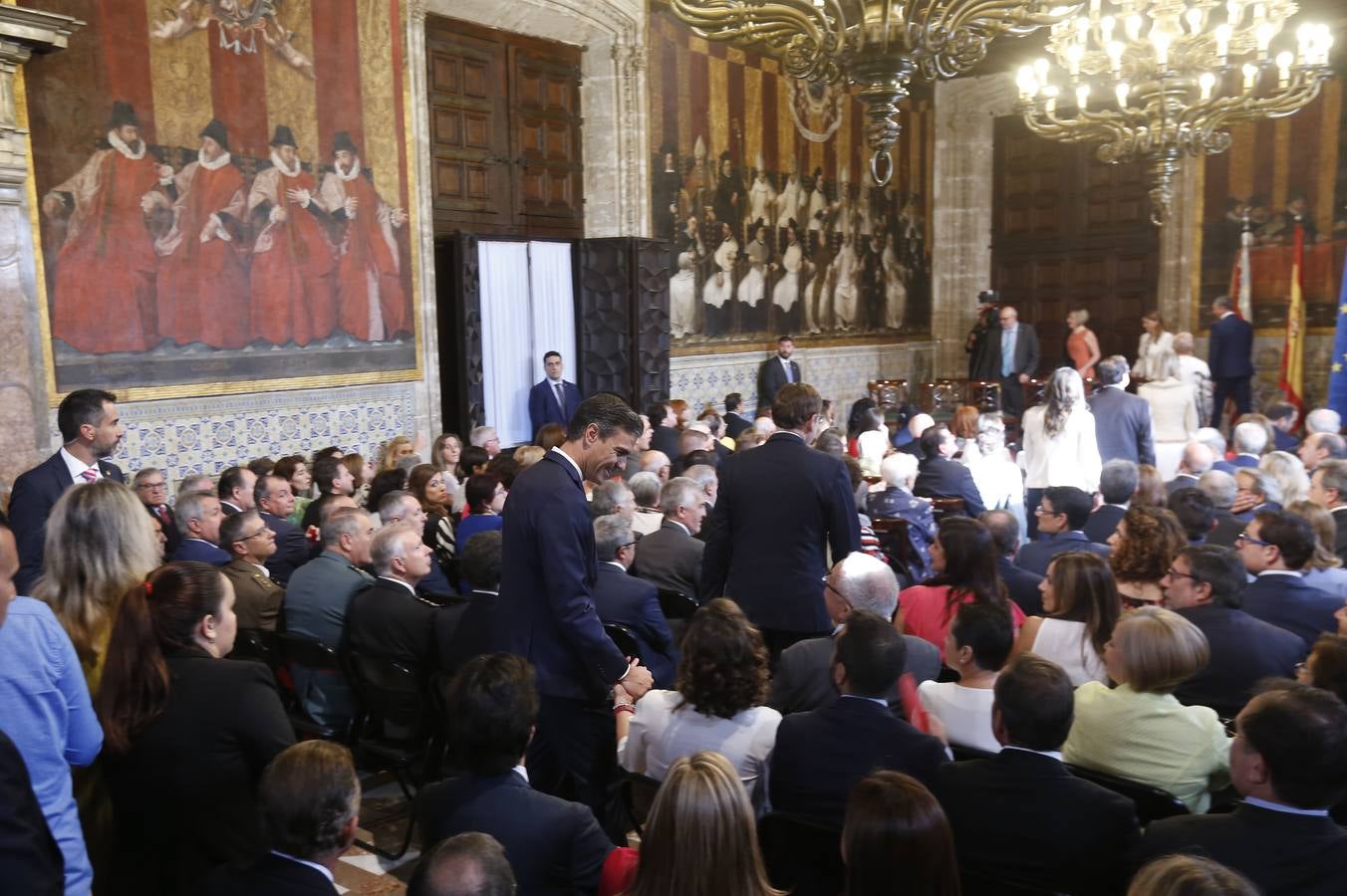 El presidente del Gobierno, Pedro Sánchez, ha puesto a la Comunitat Valenciana como ejemplo de «la mejor España», «la que se construye desde el diálogo y desde la suma de voluntades, la que prima la convivencia sobre el agravio territorial». Sánchez ha participado en el acto institucional de entrega de distinciones de la Generalitat Valenciana por el 9 d'Octubre.