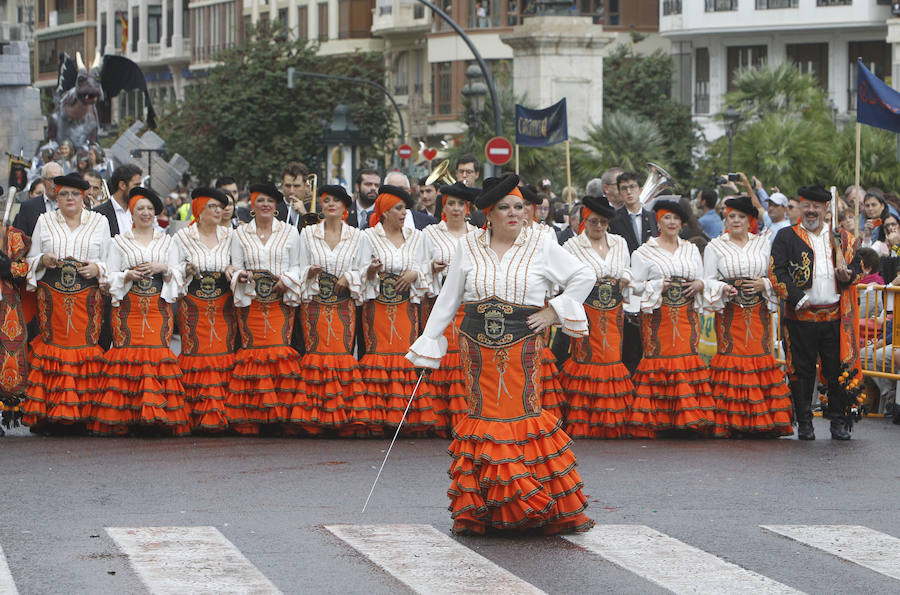 Las tropas moras y cristianas han desfilado esta tarde por Valencia para conmemorar este 9 d'Octubre, el Día de la Comunitat Valenciana. La impresionante entrada ha comenzado a las 17.00 horas, en recuerdo a la conquista de Jaume I hace ya 780 años. Dos horas y media de espectáculo en la que han participado cerca de 2.000 personas, para formar 22 escuadras cristianas y 34 moras. El acto se ha convertido en uno de los más esperados y populares de la festividad de la Comunitat, y logra reunir año tras año (incluso bajo la lluvia) a miles de valencianos para revivir la histórica entrada del rey. 