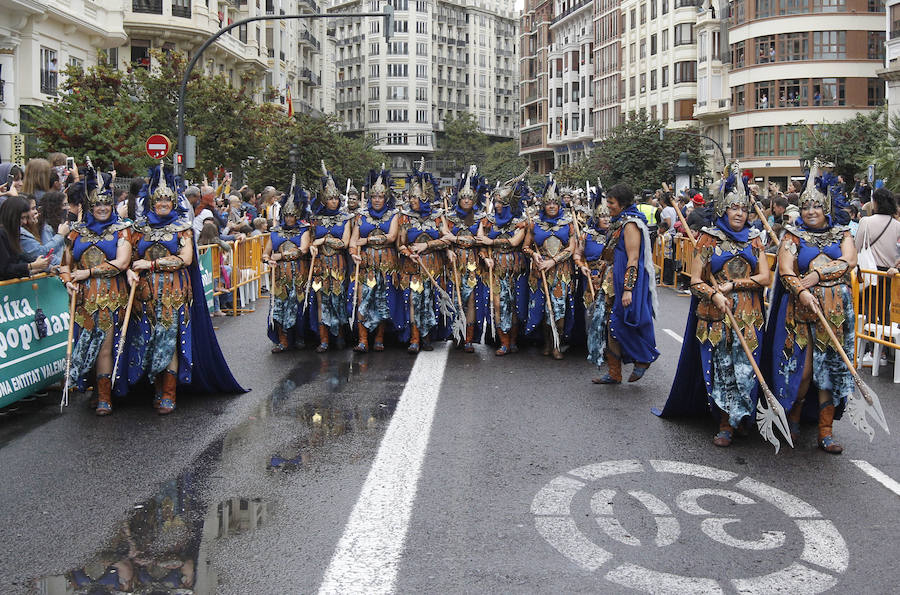 Las tropas moras y cristianas han desfilado esta tarde por Valencia para conmemorar este 9 d'Octubre, el Día de la Comunitat Valenciana. La impresionante entrada ha comenzado a las 17.00 horas, en recuerdo a la conquista de Jaume I hace ya 780 años. Dos horas y media de espectáculo en la que han participado cerca de 2.000 personas, para formar 22 escuadras cristianas y 34 moras. El acto se ha convertido en uno de los más esperados y populares de la festividad de la Comunitat, y logra reunir año tras año (incluso bajo la lluvia) a miles de valencianos para revivir la histórica entrada del rey. 