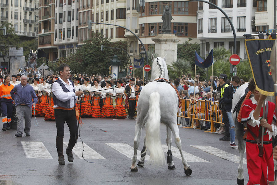 Las tropas moras y cristianas han desfilado esta tarde por Valencia para conmemorar este 9 d'Octubre, el Día de la Comunitat Valenciana. La impresionante entrada ha comenzado a las 17.00 horas, en recuerdo a la conquista de Jaume I hace ya 780 años. Dos horas y media de espectáculo en la que han participado cerca de 2.000 personas, para formar 22 escuadras cristianas y 34 moras. El acto se ha convertido en uno de los más esperados y populares de la festividad de la Comunitat, y logra reunir año tras año (incluso bajo la lluvia) a miles de valencianos para revivir la histórica entrada del rey. 