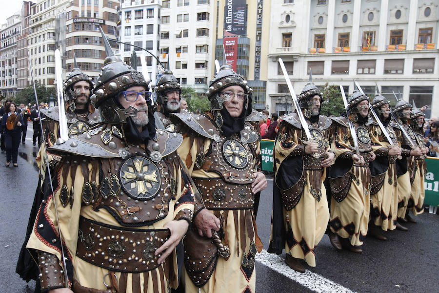 Las tropas moras y cristianas han desfilado esta tarde por Valencia para conmemorar este 9 d'Octubre, el Día de la Comunitat Valenciana. La impresionante entrada ha comenzado a las 17.00 horas, en recuerdo a la conquista de Jaume I hace ya 780 años. Dos horas y media de espectáculo en la que han participado cerca de 2.000 personas, para formar 22 escuadras cristianas y 34 moras. El acto se ha convertido en uno de los más esperados y populares de la festividad de la Comunitat, y logra reunir año tras año (incluso bajo la lluvia) a miles de valencianos para revivir la histórica entrada del rey. 